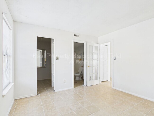 Building Photo - 513 Summit Ct