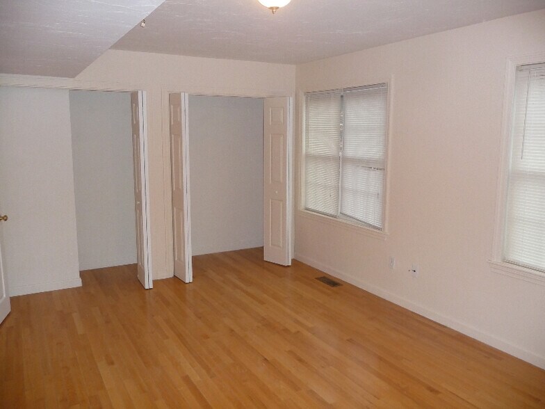 Building Photo - 104 Pond St