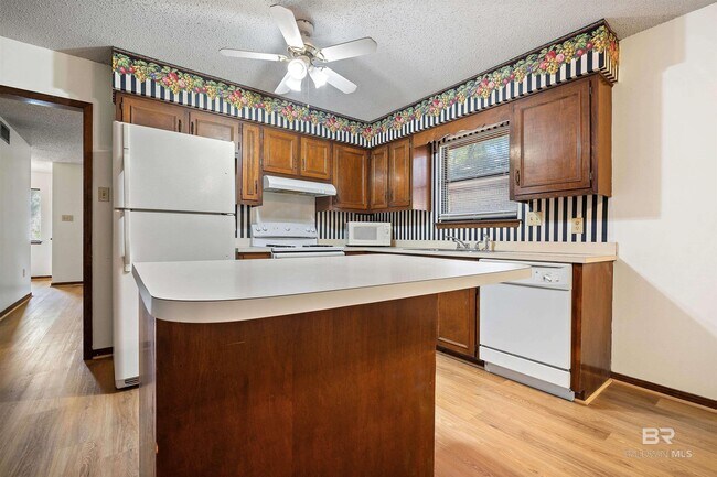 Building Photo - 908 Schaub Ave