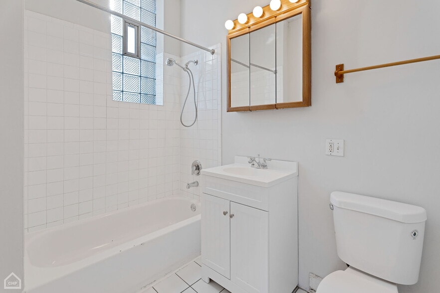 Building Photo - 2601 W North Ave