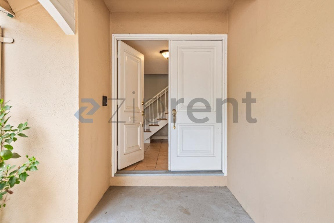 Building Photo - Unit