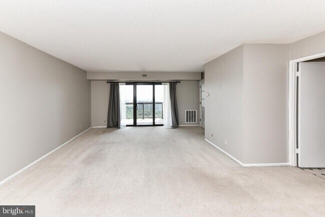 Building Photo - 205 Yoakum Pkwy