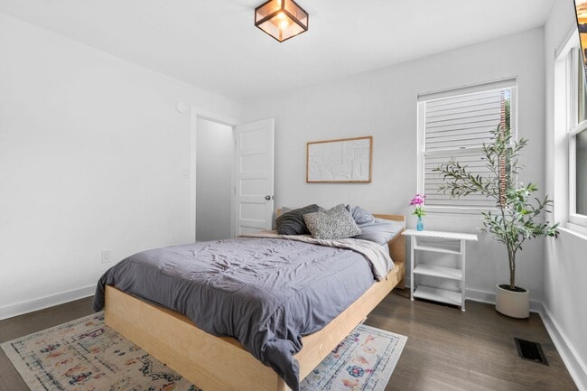 Building Photo - 4 Bedroom / 3 Bathroom Modern Contemporary...