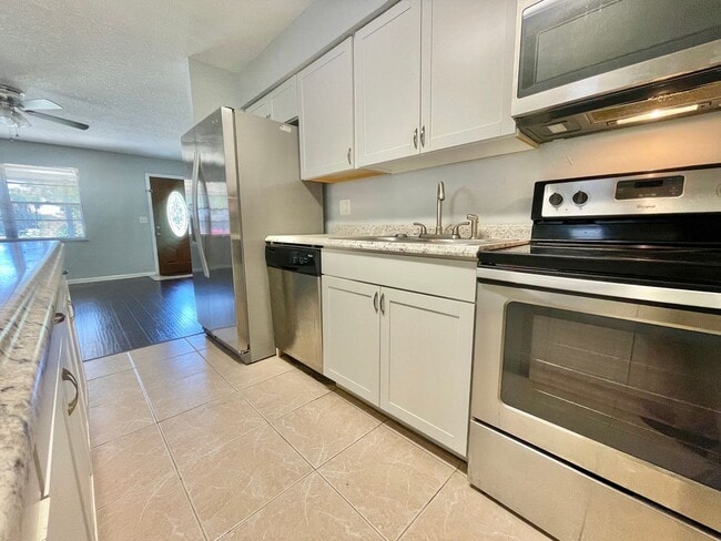 Building Photo - 3BR 1BA Annual Rental Available Now