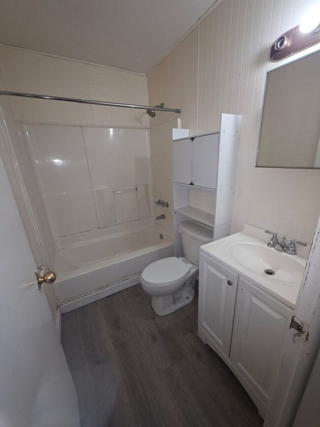 Building Photo - Large 4 Bedroom Single House with finished...