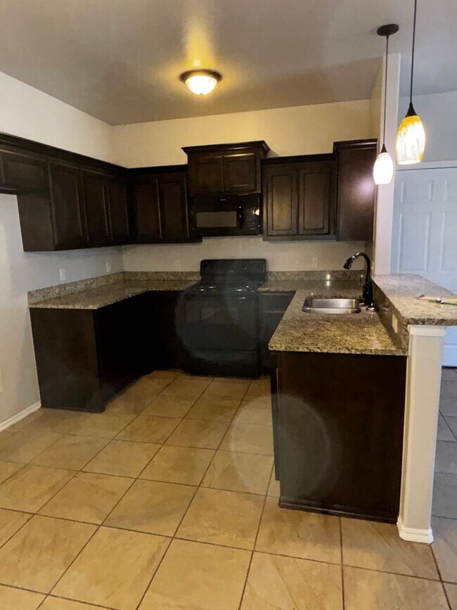 Building Photo - 3BR 2BA duplex with 2 car garage in Yukon!!