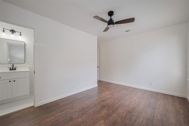 Building Photo - 2112 Walnut Ln