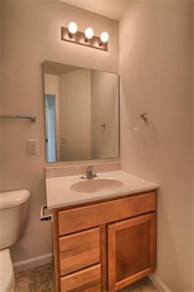 Building Photo - Beautiful 3 Bedroom, 2.5 Bath End Unit in Spring Grove Schools!!