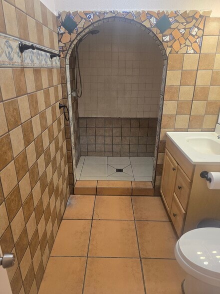 bathroom_view1 - 2202 W 3rd St