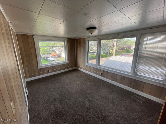 Building Photo - 301 Roslyn Ave NW