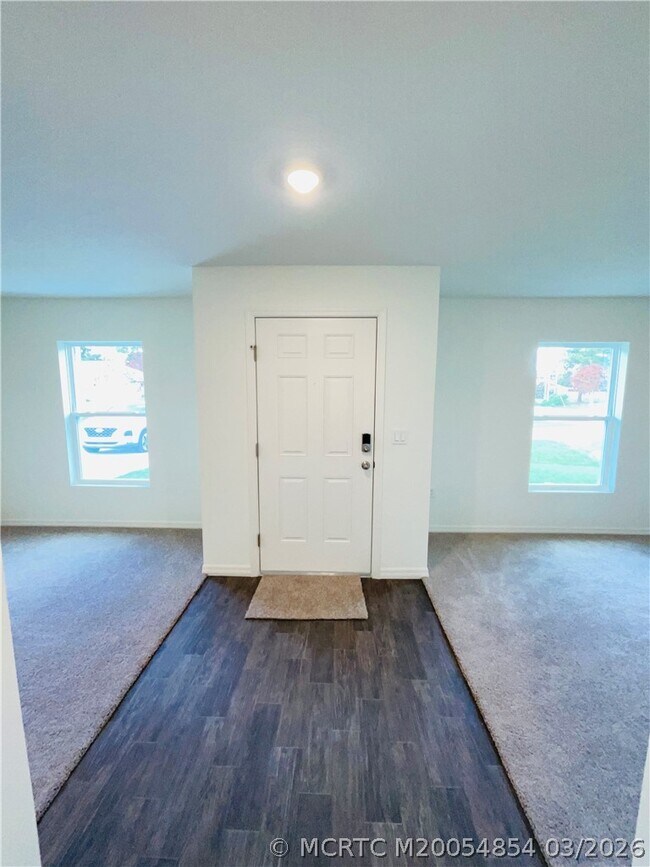 Building Photo - 1701 SE Manth Ln