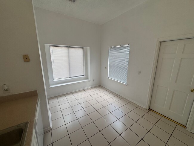 Building Photo - 3 bedroom, 2 bath 2 car garage home for re...