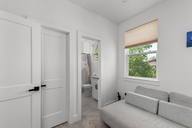 Building Photo - 3030 Live Oak St