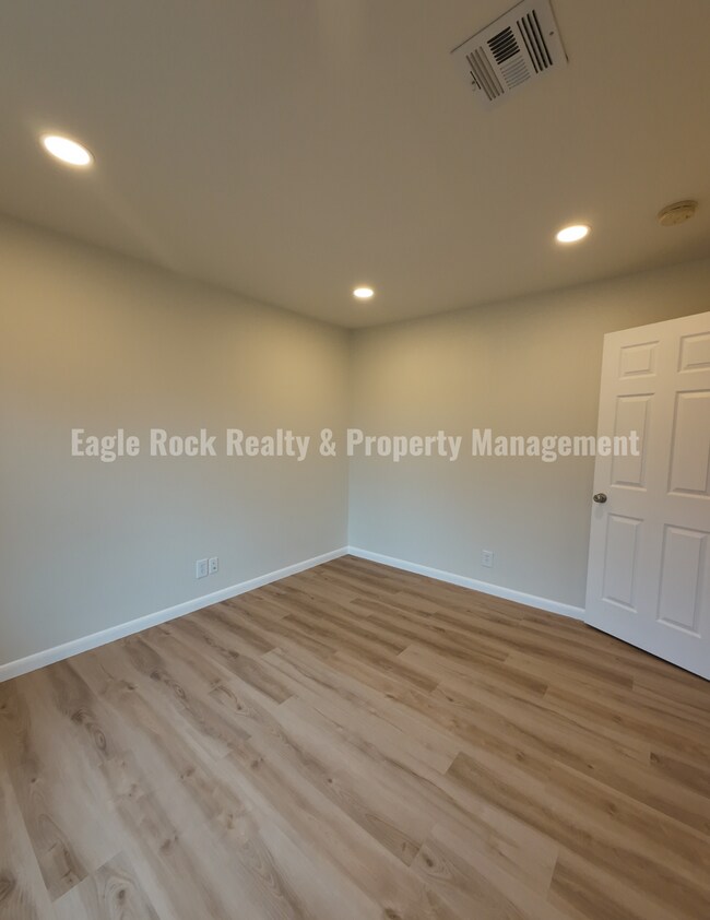 Building Photo - 1369 E 67th St