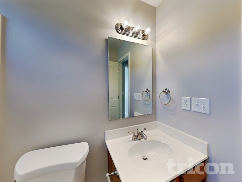 Building Photo - 5920 Shining Oak Ln