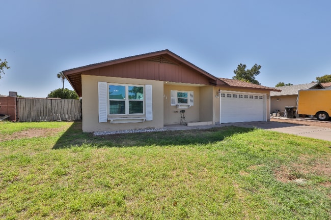 Building Photo - 531 W Del Campo Ave