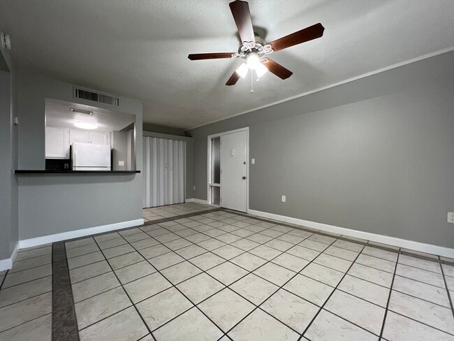 Building Photo - Altamonte Springs 1/1 Condo ~ Lakefront Community ~ Great Amenities!!