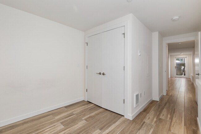Building Photo - Newly Renovated 1 Bedroom Apartment in Hea...