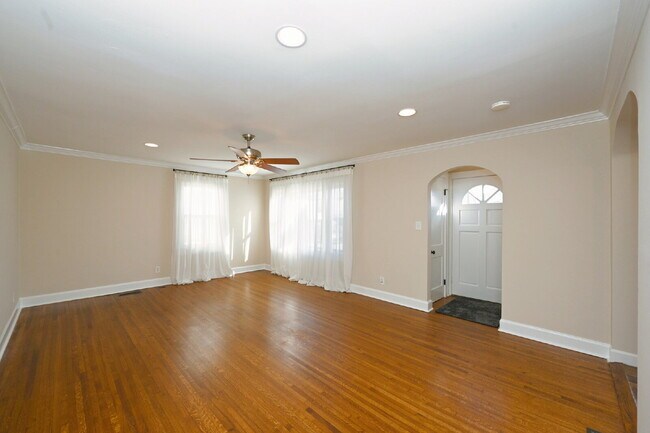 Building Photo - Sweet Cottage Charm with Updated Kitchen, Fenced Yard & Washer/Dryer Included