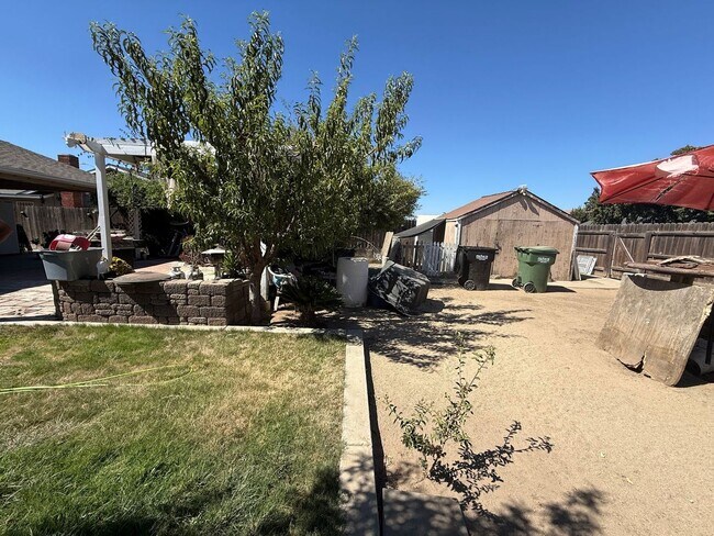 Building Photo - 942 Eaton Ave