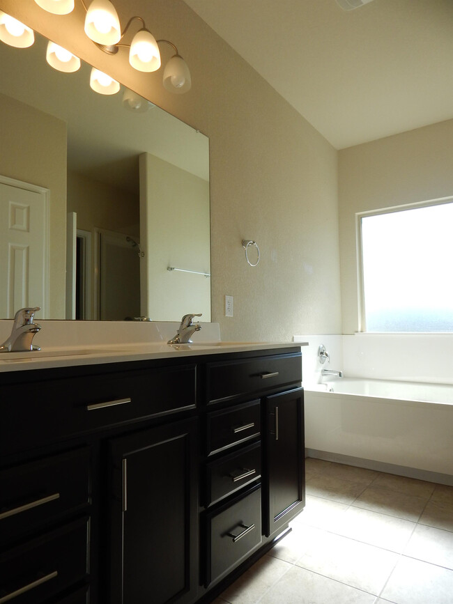 Building Photo - 1310 Stonewall Ridge