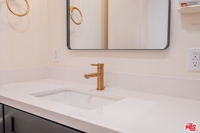 Building Photo - 216 N Catalina Ave