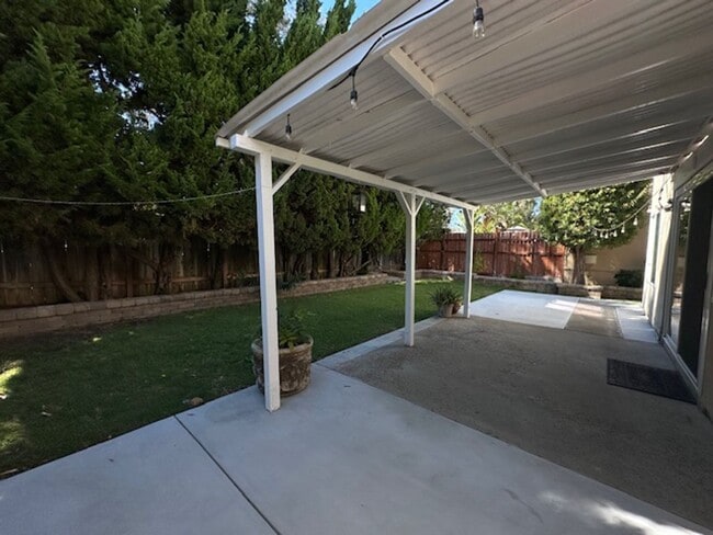 Building Photo - Stunning Newbury Park Home in model condit...