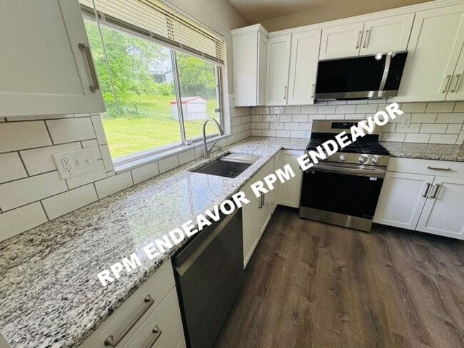 Building Photo - Spacious 4BD Home with Modern Upgrades & H...