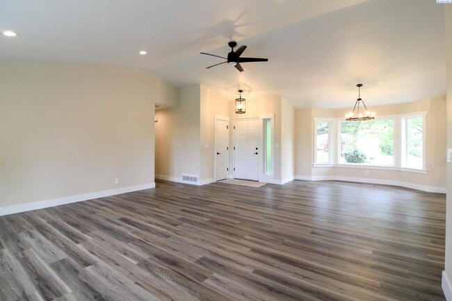 Building Photo - 5 Bed/3 Bath House in Kennewick Canyon Lakes