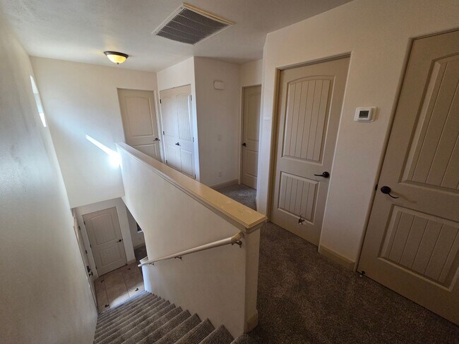 Building Photo - Shadow Ridge 3 Bedroom