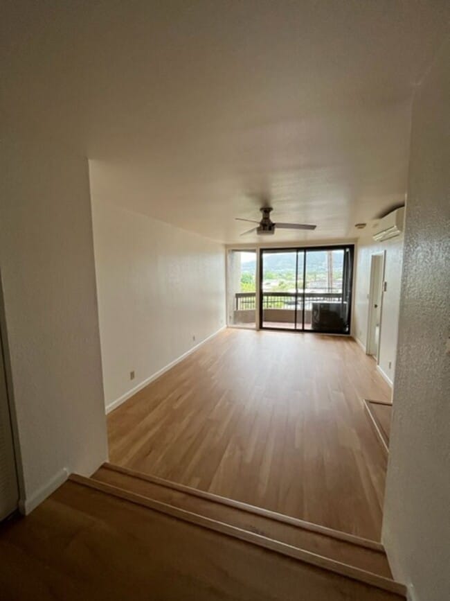 Building Photo - Quiet Spacious Unit $2,800 2/2/1 available...