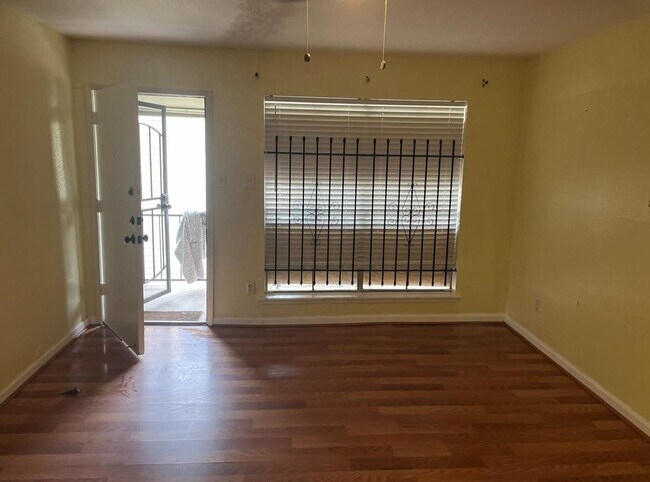 Building Photo - 5625 Antoine Dr