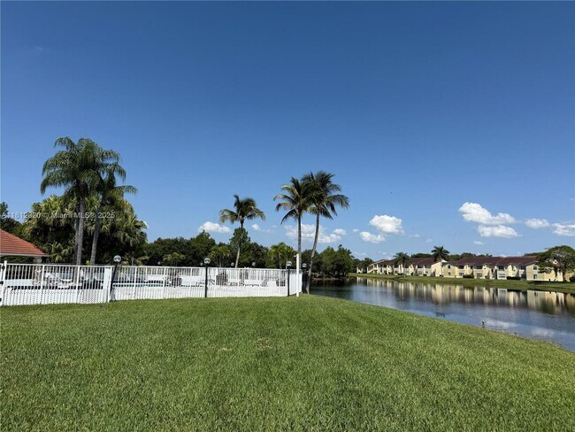 Building Photo - 417 Vista Isles Dr