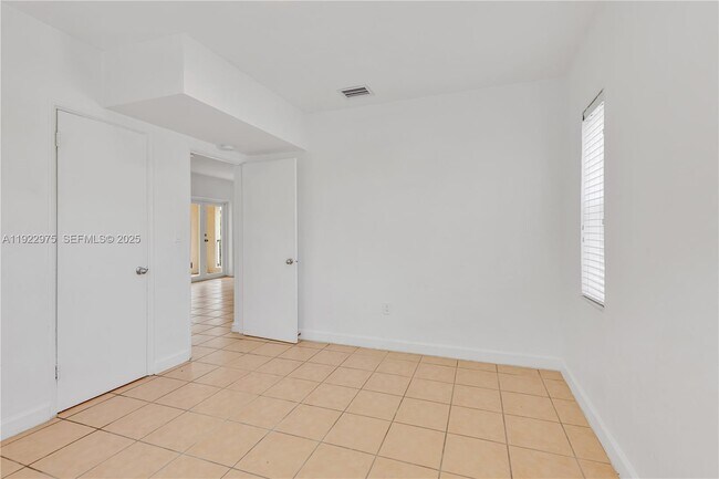 Building Photo - 505 SW 11th St