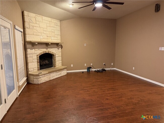 Building Photo - 621 S Roy Reynolds Dr