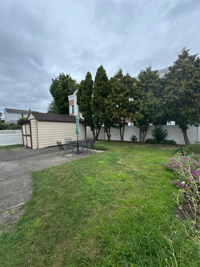 Building Photo - 47 Vreeland Ave
