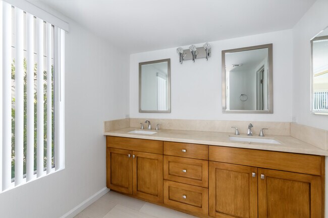 Building Photo - 1738 S Bentley Ave