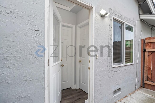 Building Photo - 1416 Rue Avati