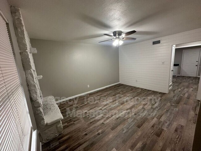 Building Photo - 1608 Sun Valley Dr