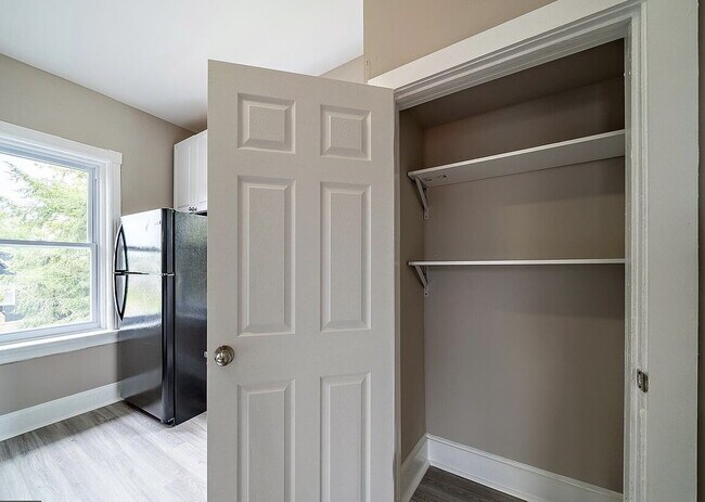 Building Photo - "Charming 3-Bedroom Haven with Elegant Gra...