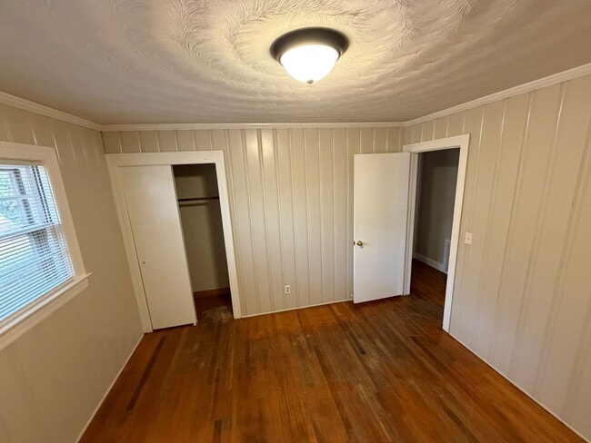 Building Photo - 3 Bedroom Brick Ranch with Large Yard and Bonus Room