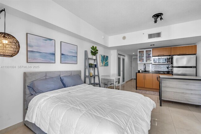 Building Photo - 1750 N Bayshore Dr