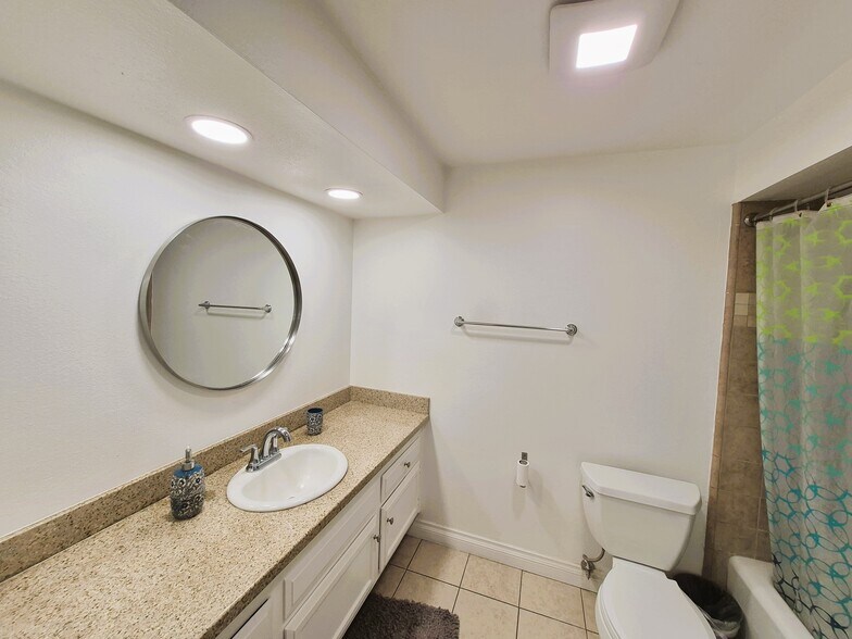 Building Photo - 5313 Sevilla Ct