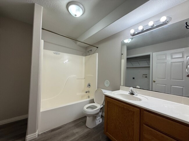 Building Photo - Spacious 3-Bedroom Condo in Orem!