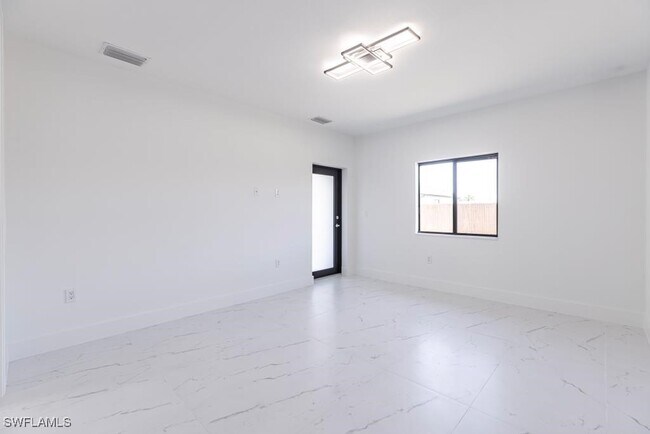 Building Photo - 1111 SW Embers Terrace