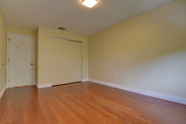 Building Photo - 15 Bower Rd