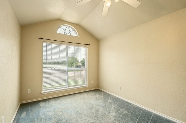 Building Photo - Spacious 3 Bedroom, 2 Bath Home on Quiet Dead-End Street