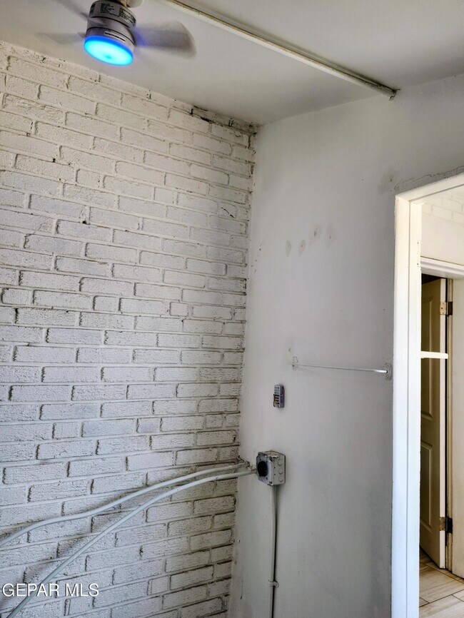 Building Photo - 618 N Estrella St