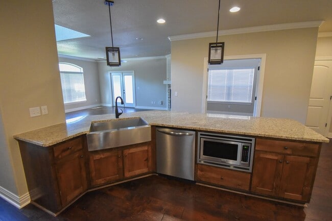 Building Photo - STUNNING 4 Bedroom, 2.5 Bathroom, 2 Car Garage In Fayetteville, AR