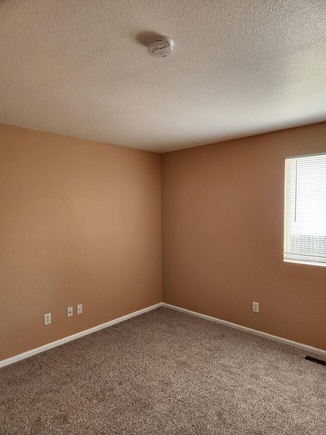 Building Photo - 3 Bedroom 2 full bathrooms in Brighton